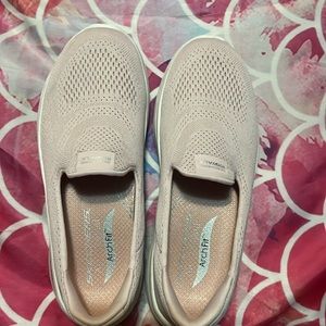 Skechers Arch Fit Refine Slip-On Sneaker